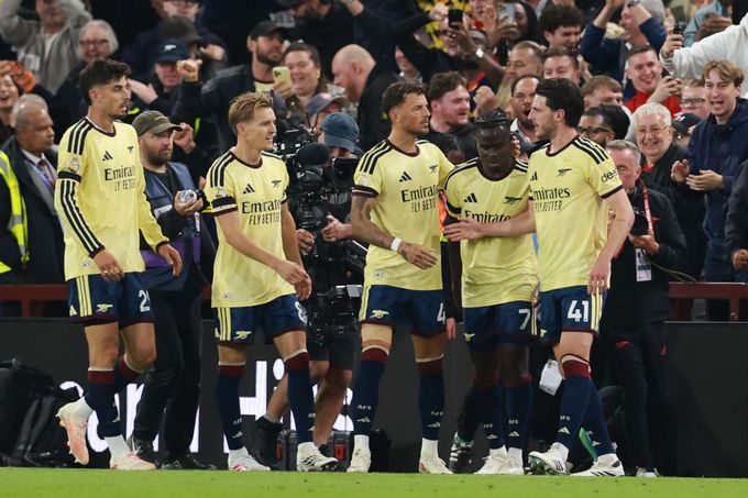 SESTŘIHY: Arsenal zůstává stoprocentní. Pět gólů United, Kinský prohrál s Horníčkem SESTŘIHY: Arsenal zůstává stoprocentní. Pět gólů United, Kinský prohrál s Horníčkem