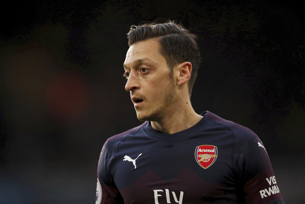 Mesut Özil zůstal během přepadení s manželkou v autě