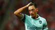 Mesut Özil navlékl proti Arsenalu kapitánskou pásku