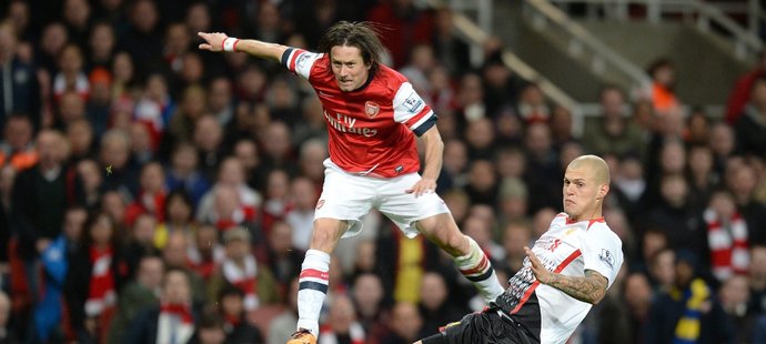 Záložník Arsenalu Tomáš Rosický proti Liverpoolu nebezpečně střílel, gól ale nedal