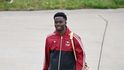 Bukayo Saka před nástupem do letadla