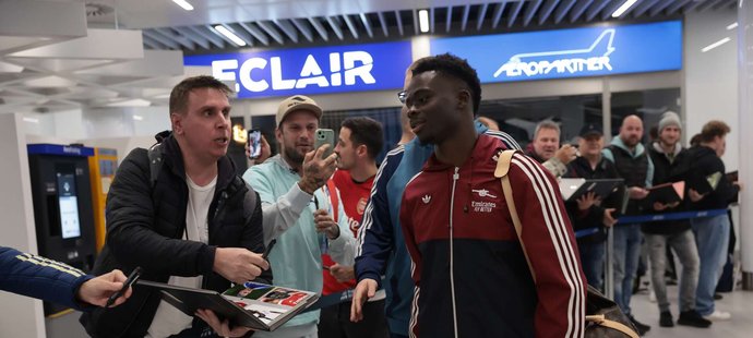 Bukayo Saka na letišti v Praze
