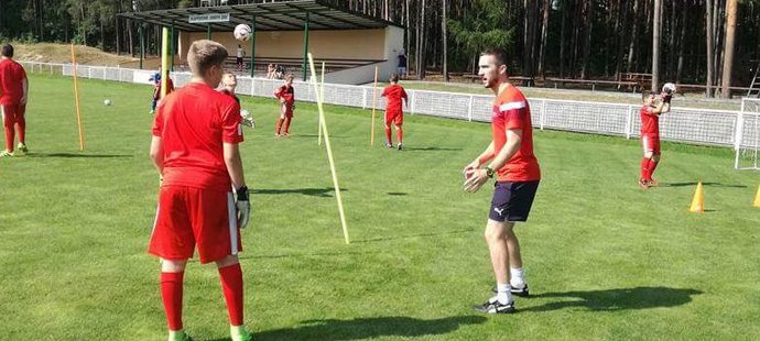 Drew Tyler z Arsenal Soccer School trénoval děti z fotbalové školy Petra Čecha