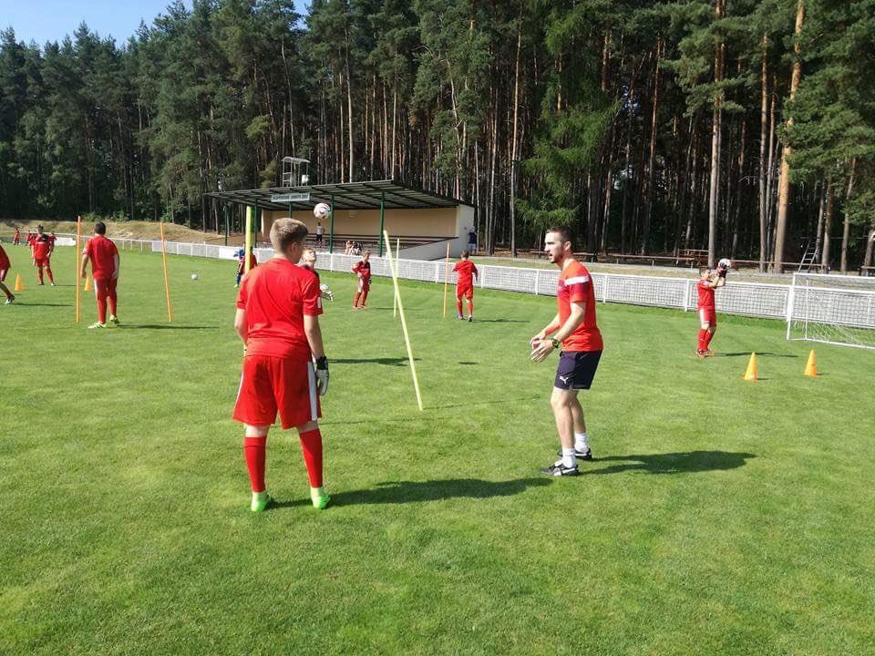 Drew Tyler z Arsenal Soccer School trénoval děti z fotbalové školy Petra Čecha