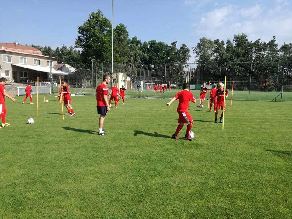 Drew Tyler z Arsenal Soccer School trénoval děti z fotbalové školy Petra Čecha