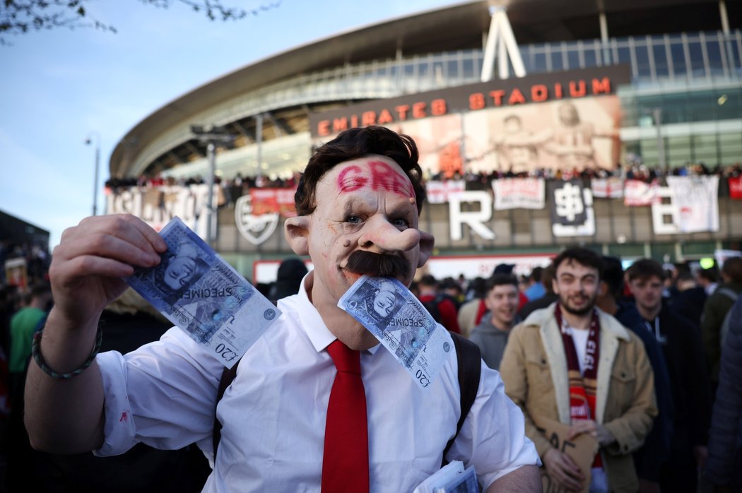 Fanoušci Arsenalu protestují. Chtějí, aby Stan Kroenke odešel z klubu