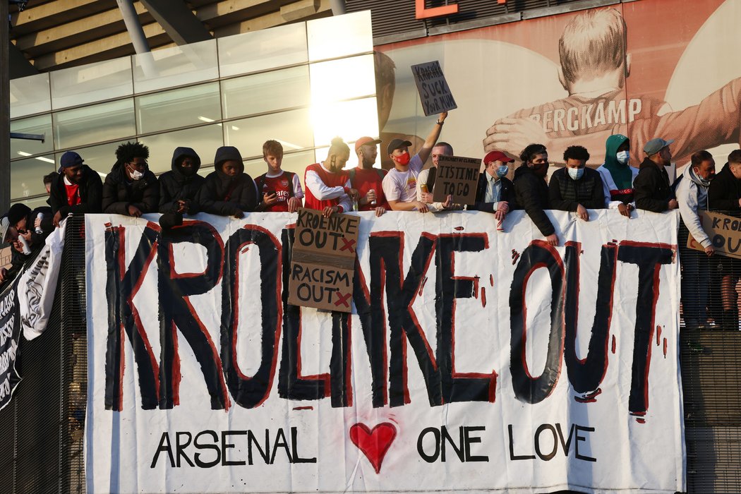 Fanoušci Arsenalu protestují. Chtějí, aby Stan Kroenke odešel z klubu