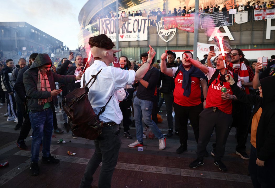 Fanoušci Arsenalu protestují. Chtějí, aby Stan Kroenke odešel z klubu