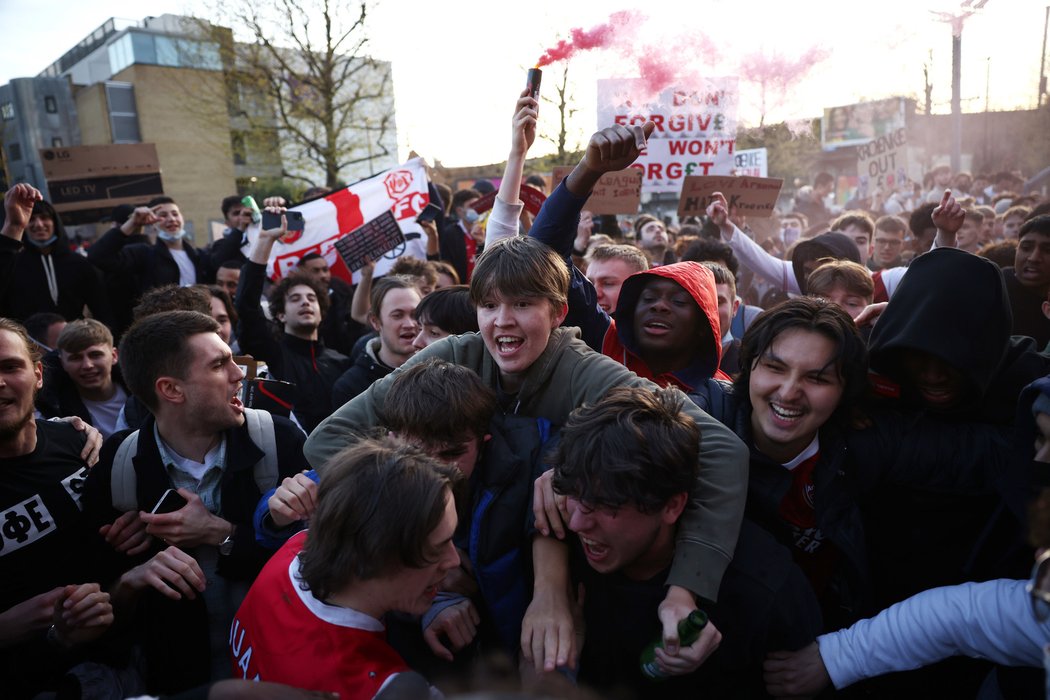 Fanoušci Arsenalu protestují. Chtějí, aby Stan Kroenke odešel z klubu