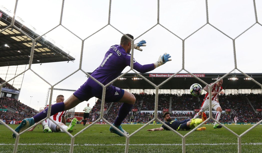 Olivier Giroud dává branku na hřišti Stoke