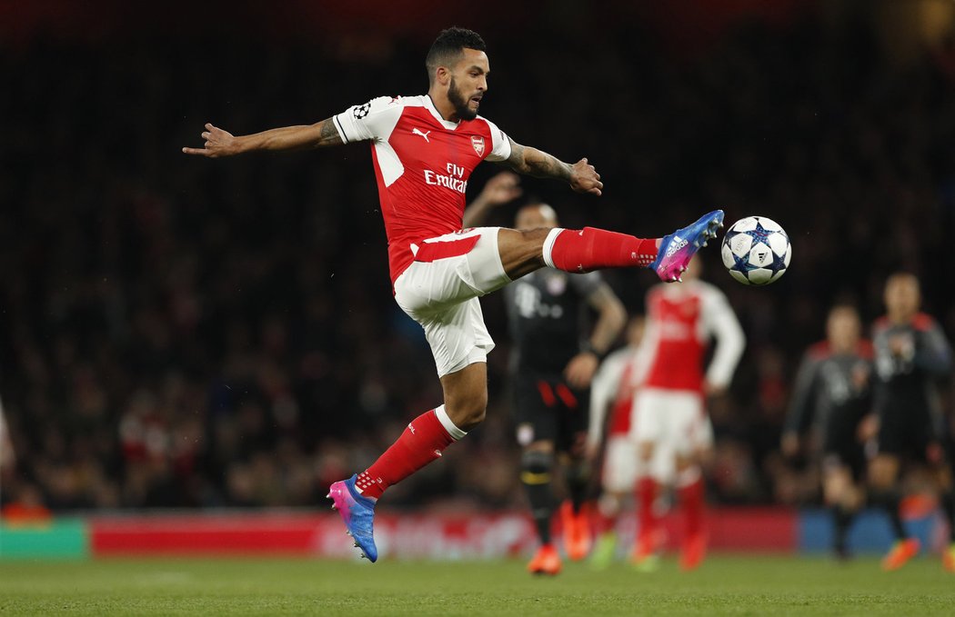 Theo Walcott se trefil za Arsenal proti Bayernu