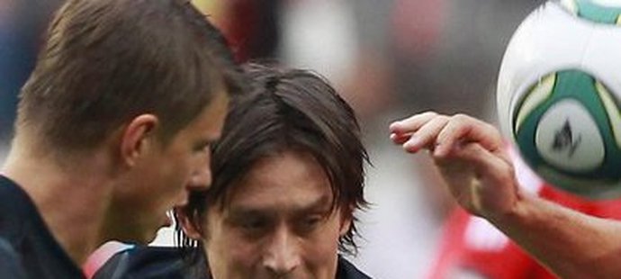 Tomáš Rosický (uprostřed) a Andrej Aršavin (vlevo) z Arsenalu v souboji s Nemanjou Matičem z Benfiky