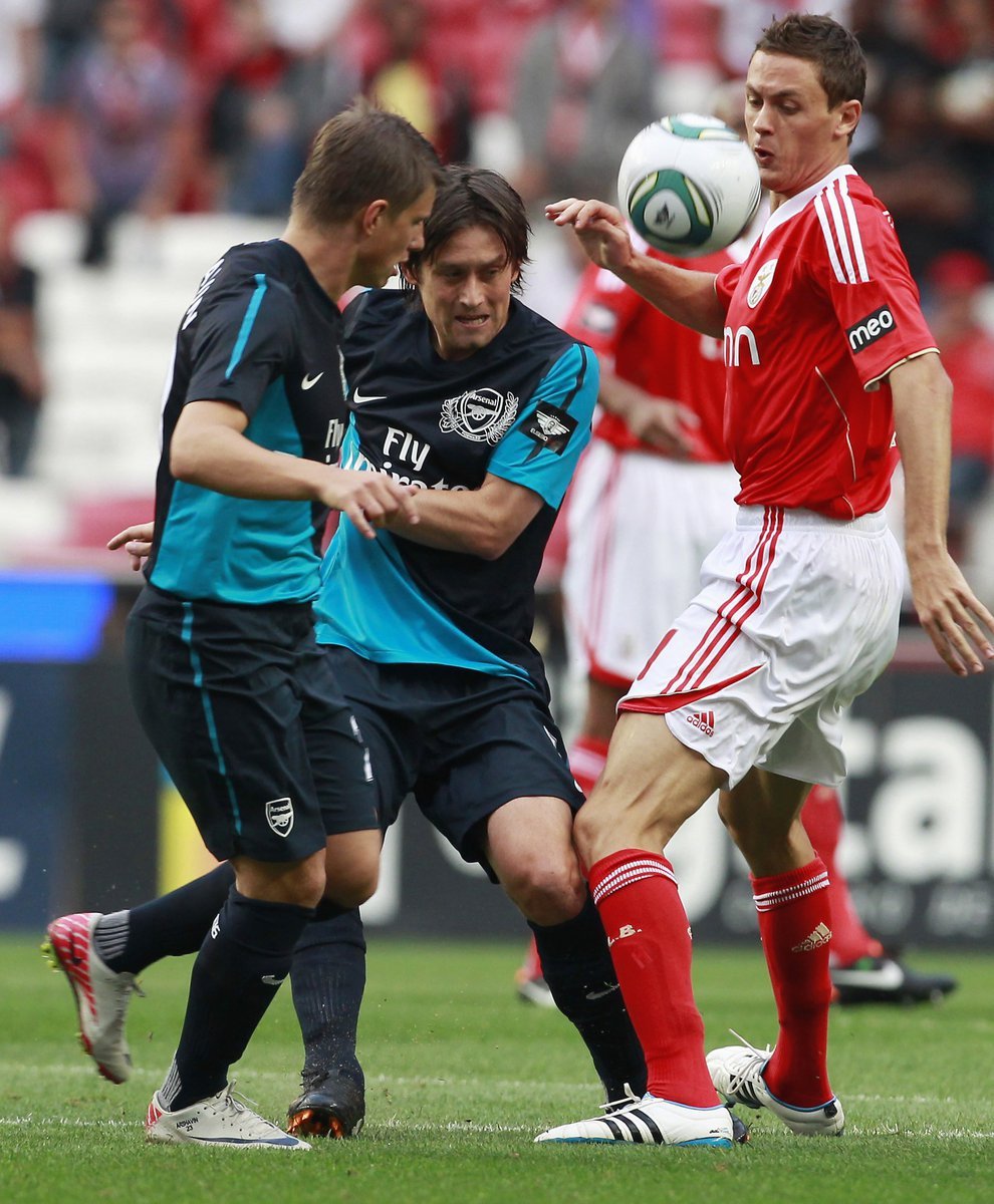 Tomáš Rosický (uprostřed) a Andrej Aršavin (vlevo) z Arsenalu v souboji s Nemanjou Matičem z Benfiky
