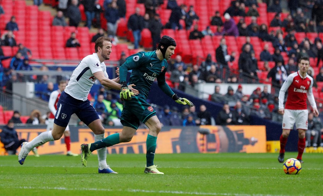 Petr Čech se snaží odehrát balon před Harry Kanem v duelu s Tottenhamem