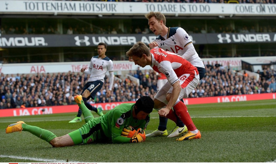 Petr Čech likviduje jednu ze šancí Tottenhamu