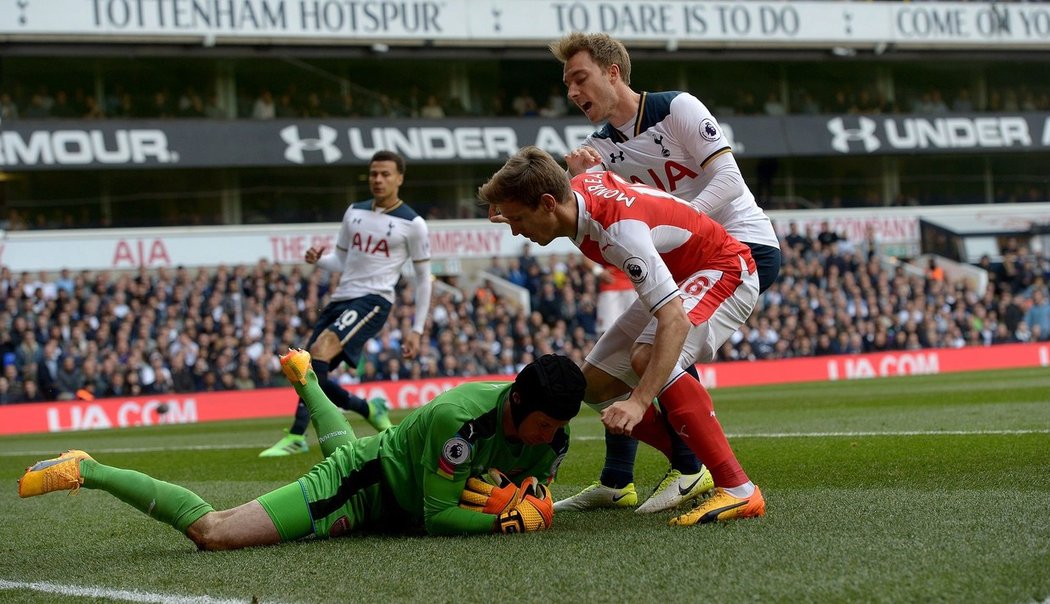 Petr Čech likviduje jednu ze šancí Tottenhamu