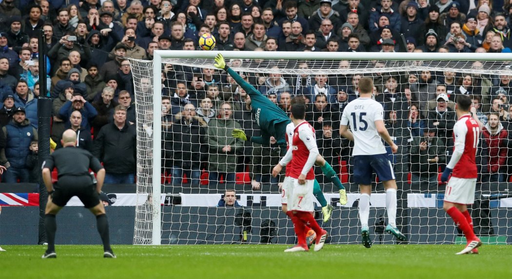 Petr Čech se na hřišti Tottenhamu vytáhl parádním zákrokem