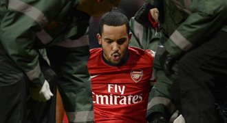 Šok pro Anglii: Walcott z Arsenalu má po sezoně, přijde i o MS!