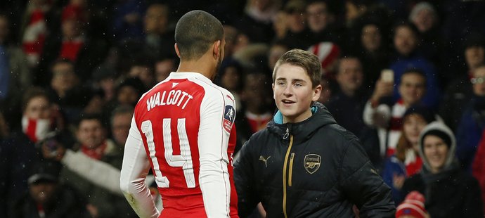 Údiv. Fanoušek Arsenalu zažil nevšední zážitek s hvězdou Theo Walcottem.