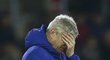 Zklamaný trenér Arséne Wenger při utkání se Southamptonem