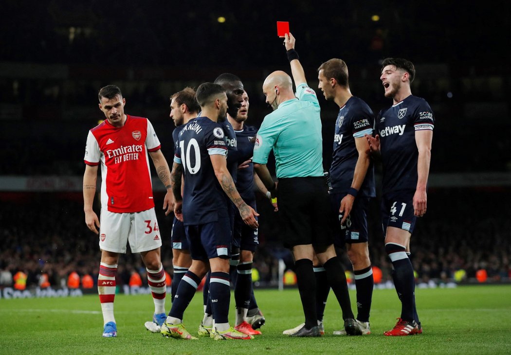 Vladimír Coufal byl v derby s Arsenalem po druhé žluté kartě vyloučen