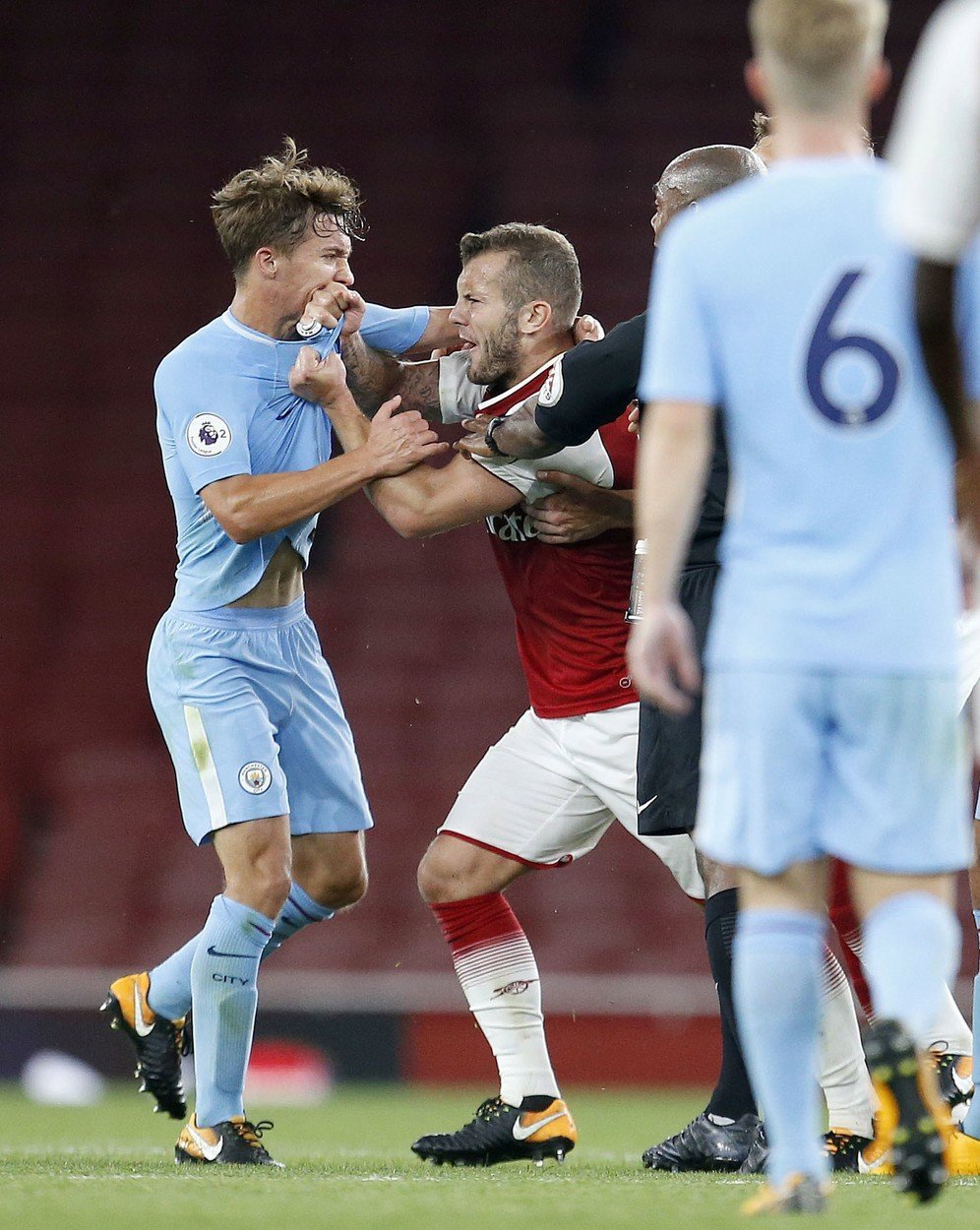 Wilshere se pustil hned do dvou mladíků City