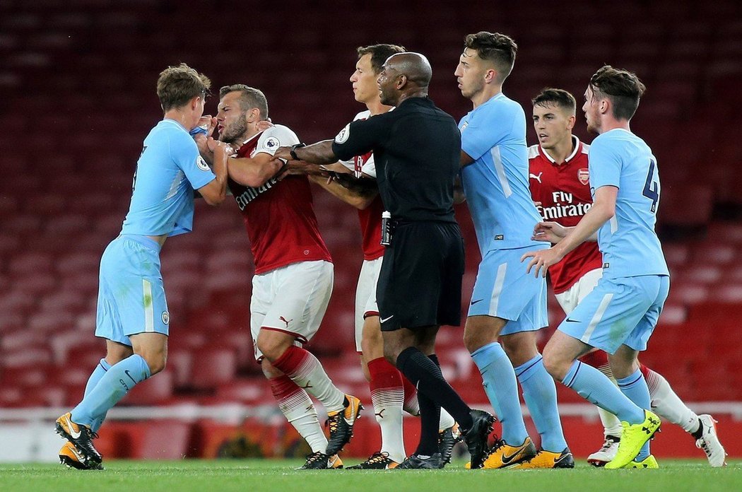 Wilshere se pustil hned do dvou mladíků City