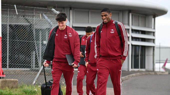 Přílet Arsenalu do Prahy: přísně tajné! Z letiště na tiskovku, pak hned do hotelu Přílet Arsenalu do Prahy: přísně tajné! Z letiště na tiskovku, pak hned do hotelu