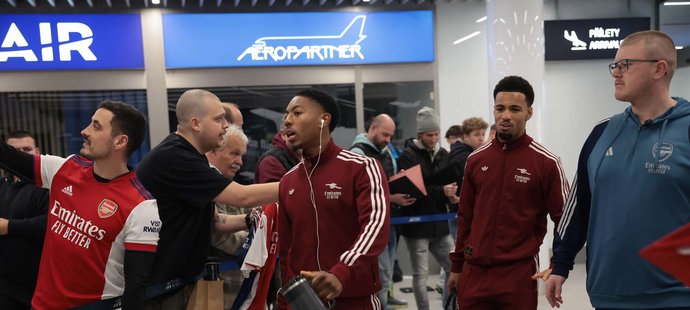 Hráči Arsenalu po příletu do Prahy