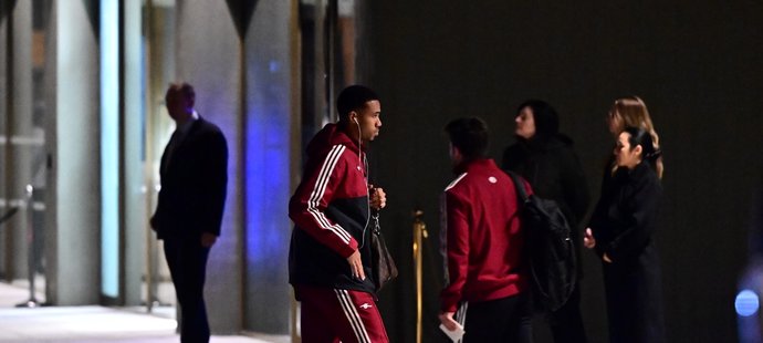 Hráči Arsenalu po příletu v Praze