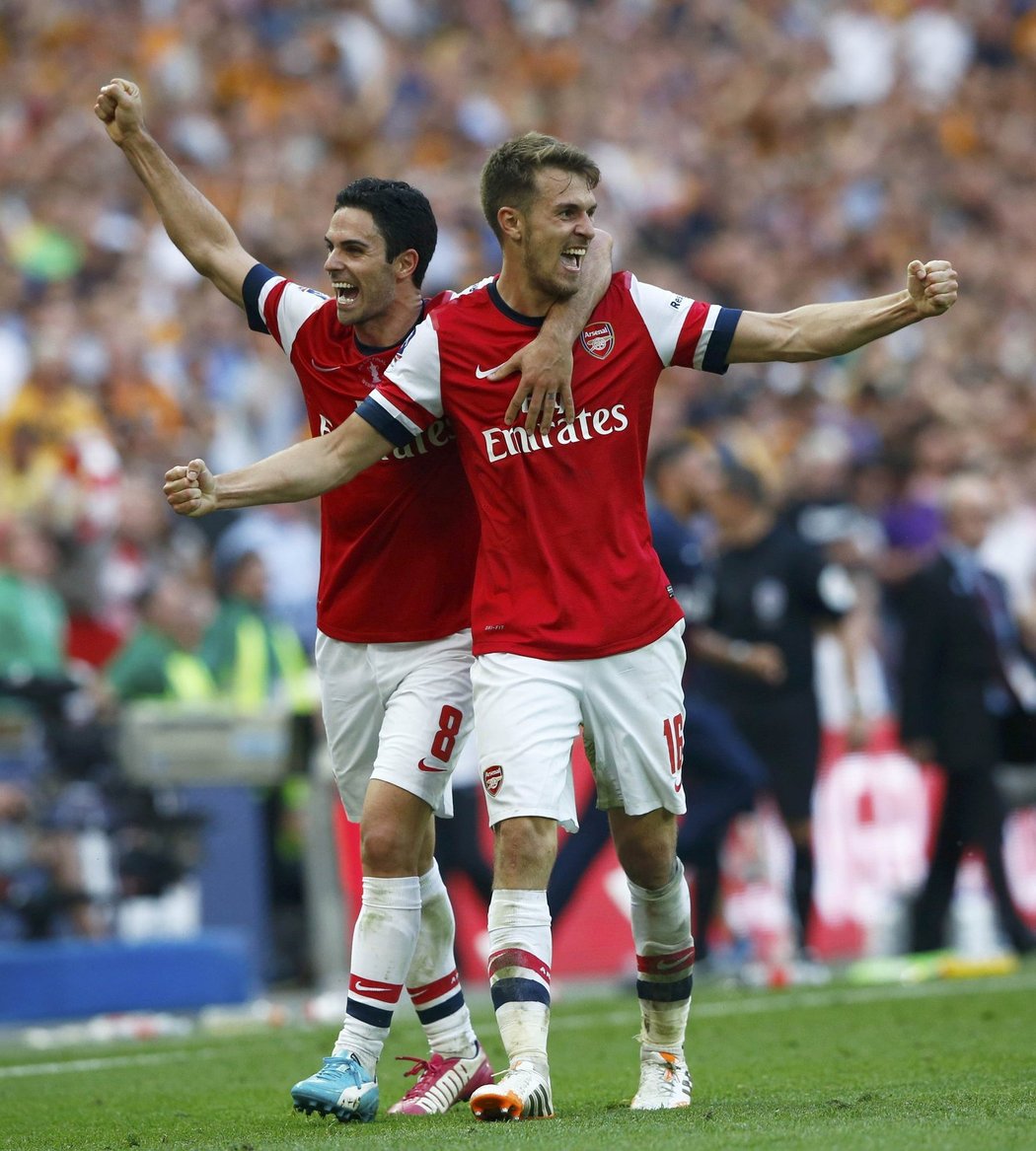 Fotbalisté Arsenalu se po devíti letech dočkali první trofeje. Ve finále Anglického poháru porazili s Rosickým v sestavě Hull 3:2 v prodloužení.