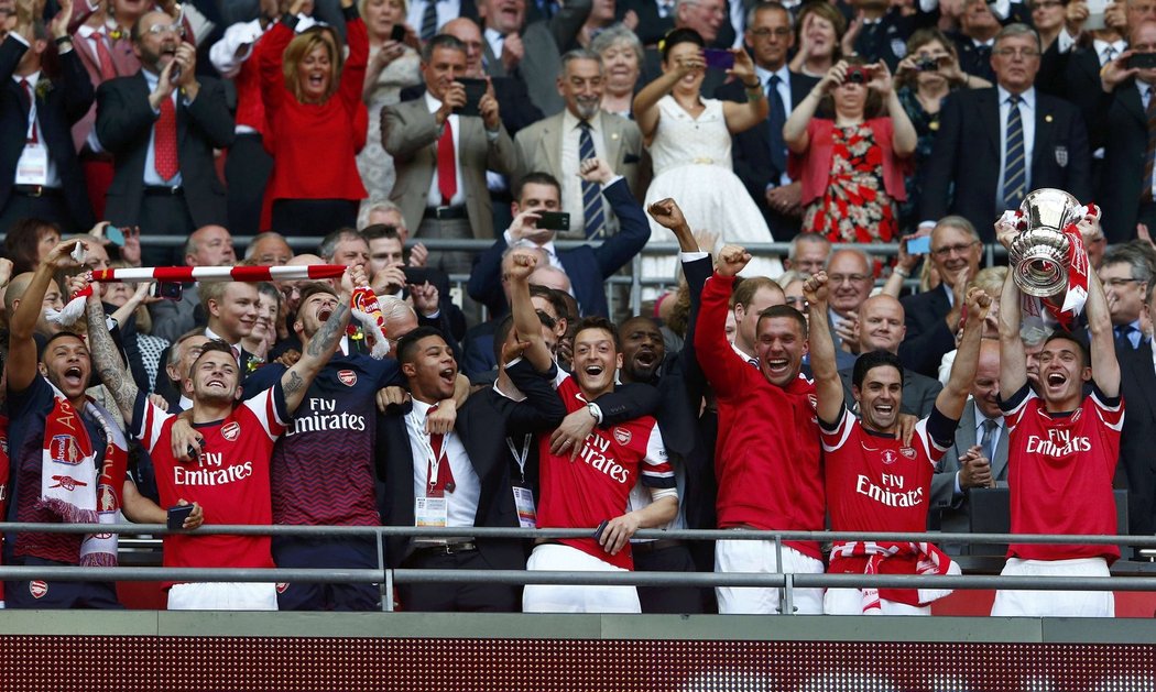Fotbalisté Arsenalu se po devíti letech dočkali vytoužené trofeje