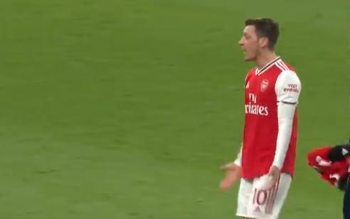 Mesut Özil byl po zápase hodně naštvaný