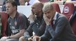 Arsene Wenger zamyšleně sleduje vývoj utkání