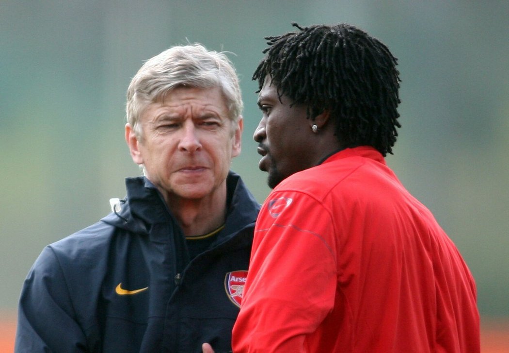 Kouč Arsenalu Arséne Wenger a Emmanuel Adebayor na tréninku