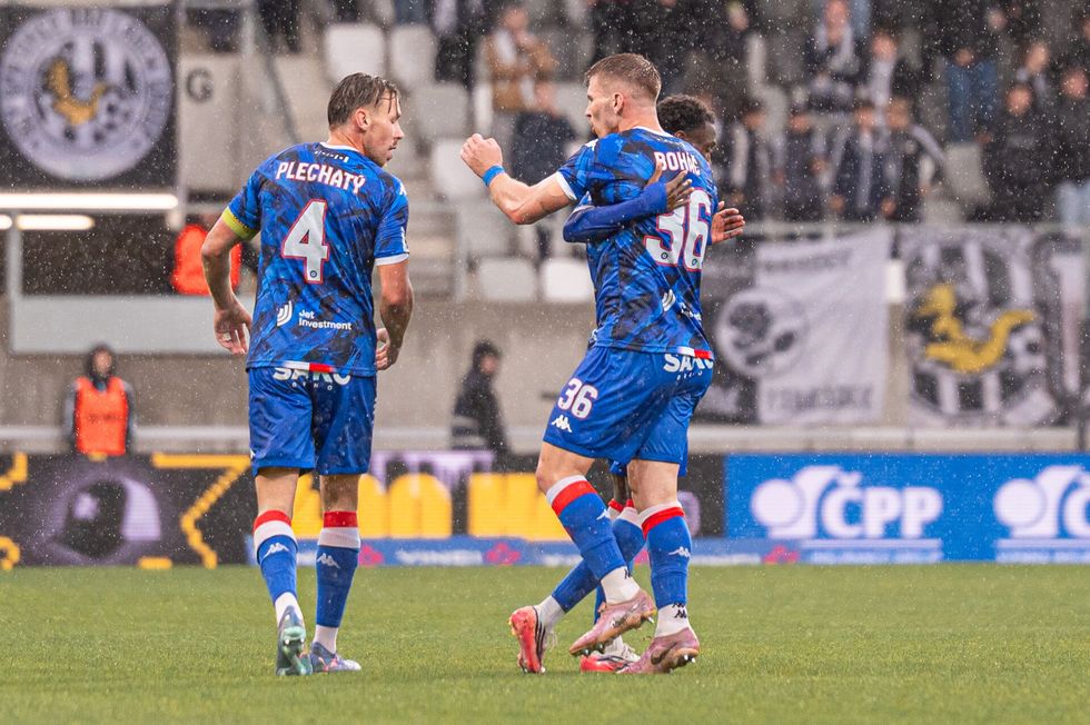 18 hráčů Artisu mimo! Zápas s Bohemians se odkládá. Doslova probděli noc, říká Nádvorník 18 hráčů Artisu mimo! Zápas s Bohemians se odkládá. Doslova probděli noc, říká Nádvorník