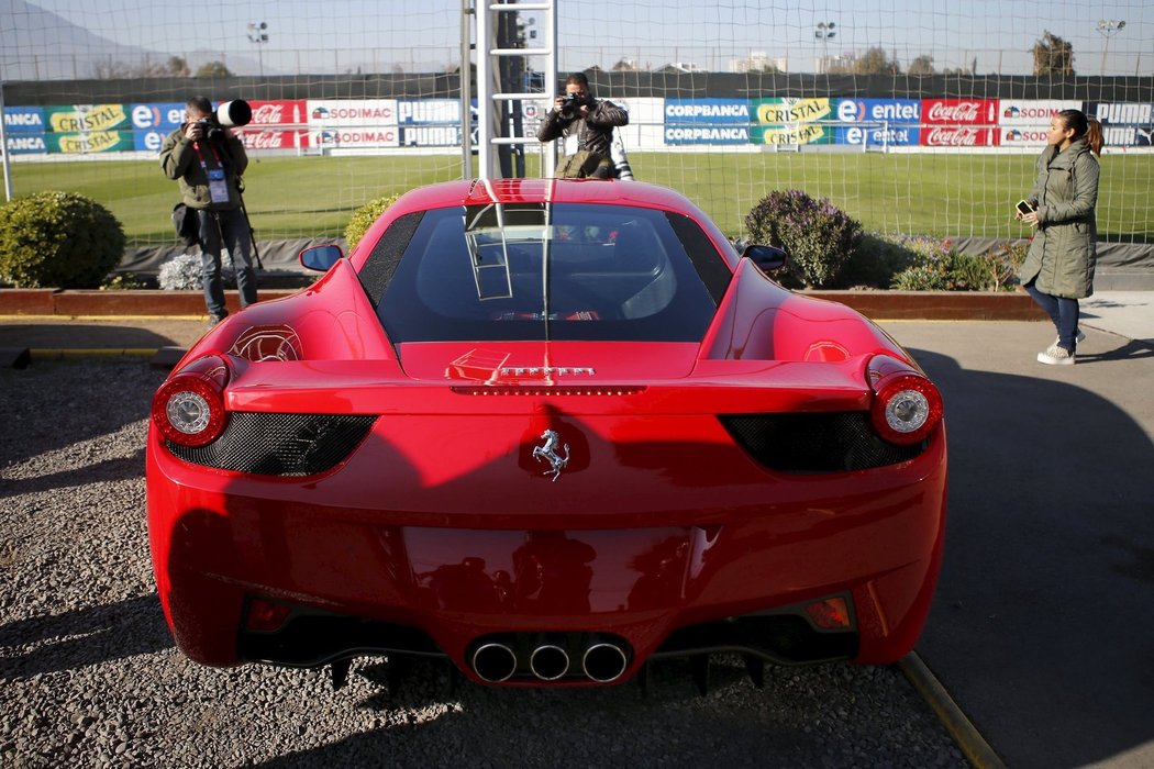 Vidalovo Ferrari den před bouračkou. Nablýskaný bourák byl při tréninku Chile vděčným terčem fotografů