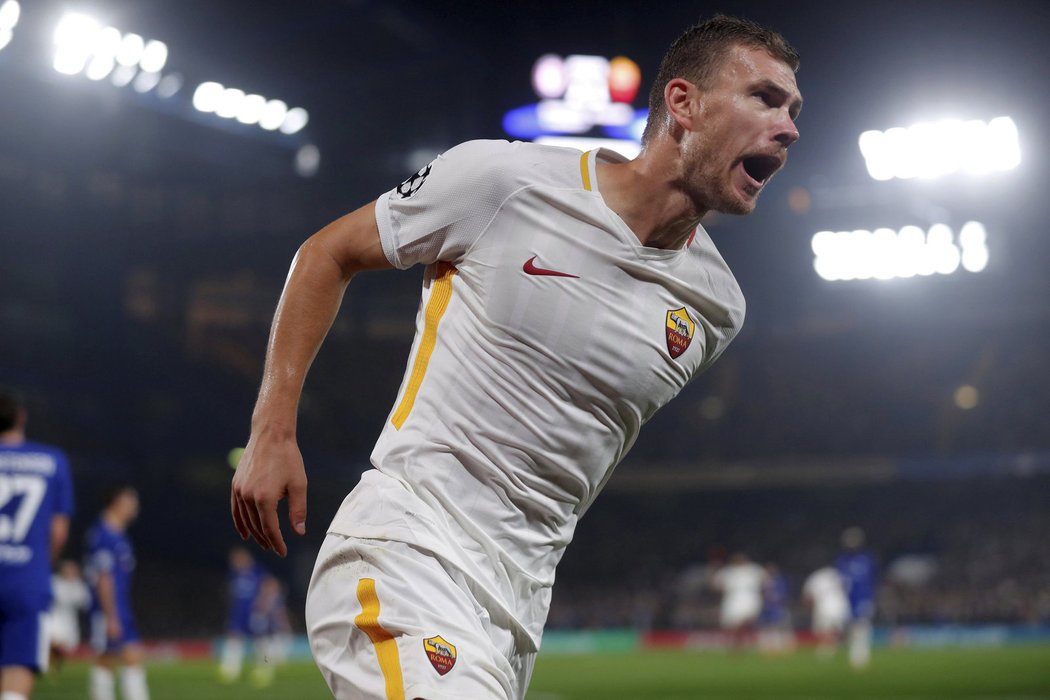 Edin Džeko vstřelil dvě branky do sítě Chelsea.