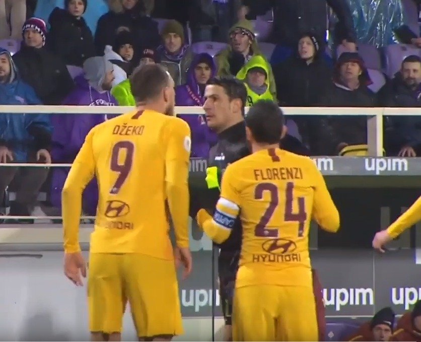 Bosenský útočník Edin Džeko byl v pohárovém utkání s Fiorentinou velmi rozladěný, po plivnutí na sudího byl vyloučen