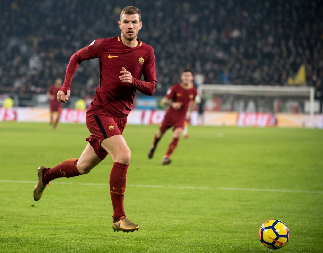 Útočník AS Řím Edin Džeko uvízl v hledáčku Chelsea