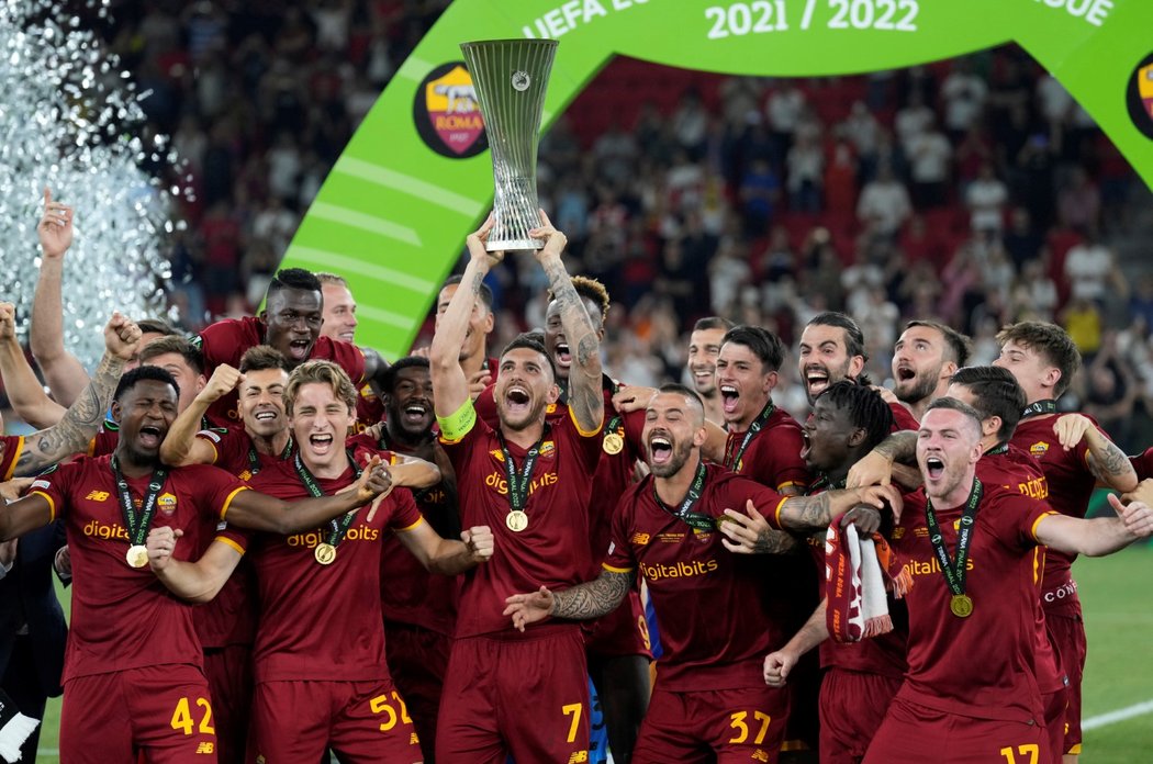 Radost fotbalistů AS Řím po převzetí poháru pro šampiony Konferenční ligy