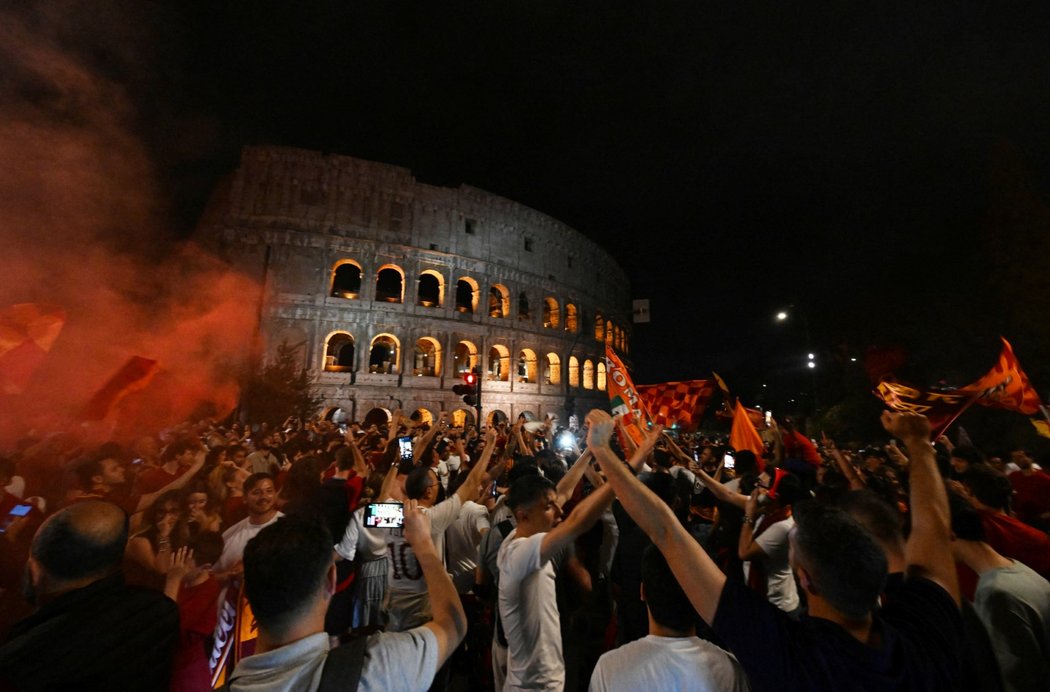 Divoké oslavy fanoušků AS Řím v centru města po výhře v Konferenční lize