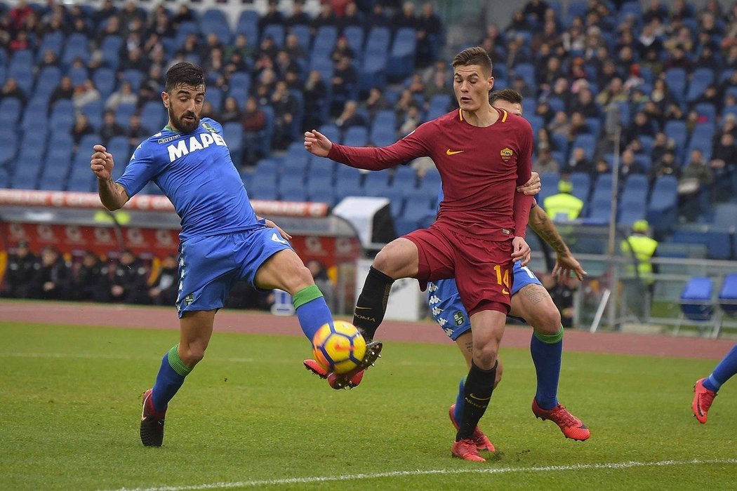 Český útočník AS Řím Patrik Schick během utkání se Sassuolem