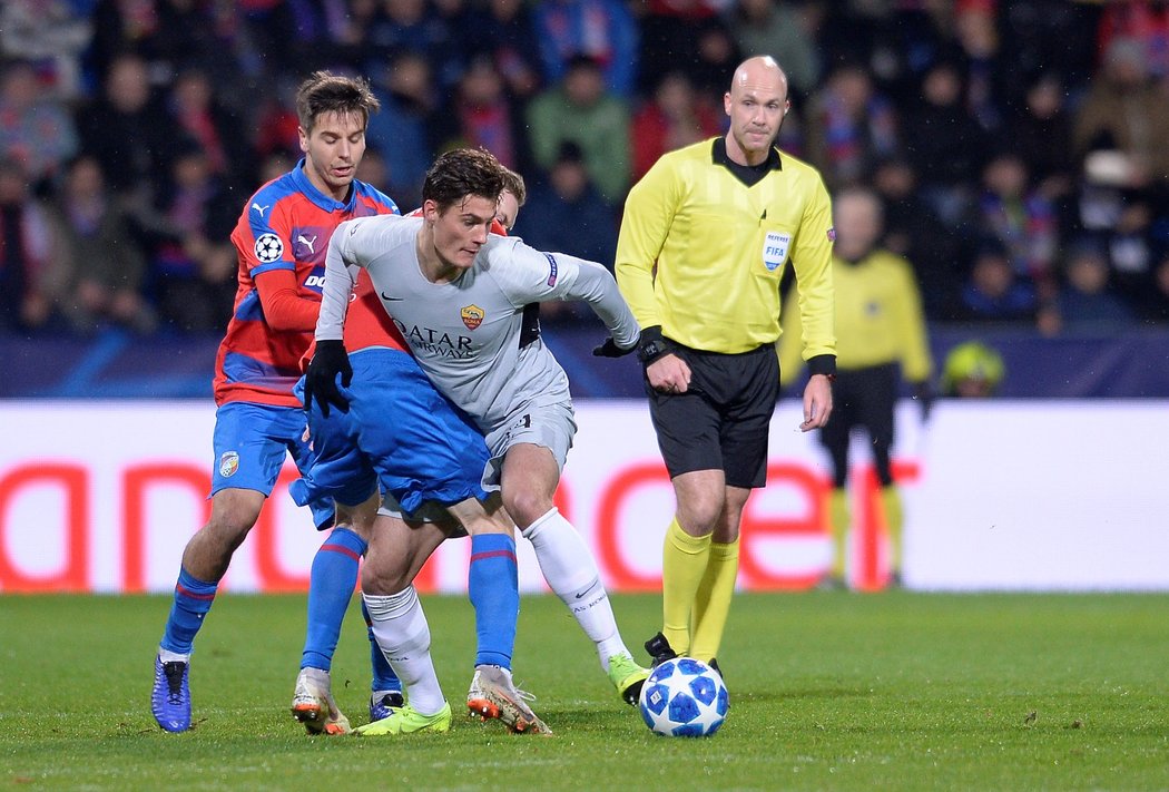 Útočník AS Řím Patrik Schick se snaží prosadit přes záložníka Viktorie Plzeň Aleše Čermáka