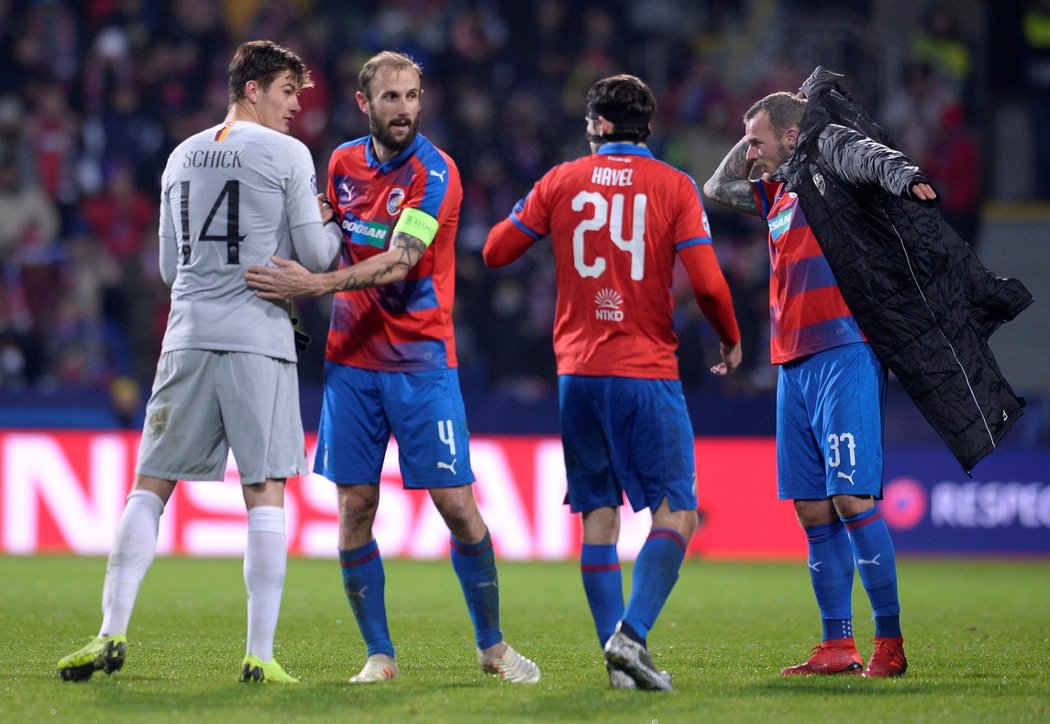 Plzeňský kapitán Roman Hubník hlídá Patrika Schicka z AS Řím