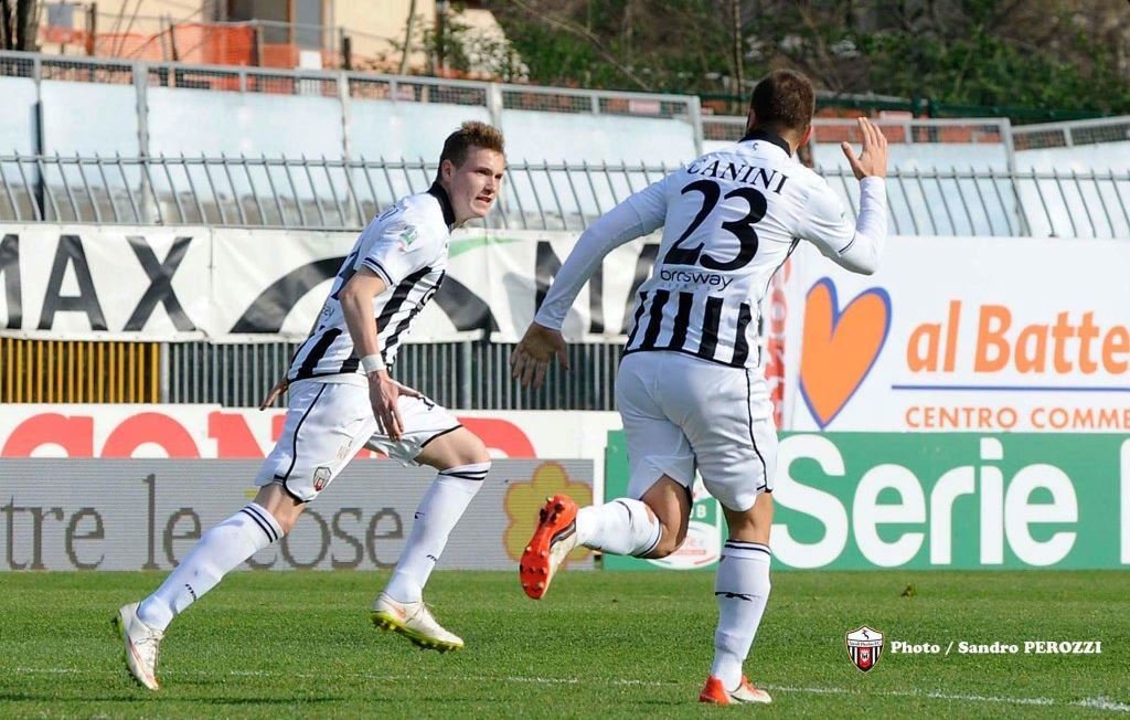 Český ofenzivní záložník Jakub Jankto slaví branku v dresu Ascoli