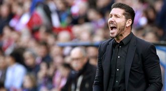 Atlético přišlo na tři duely o kouče. Simeone prý naváděl podavače