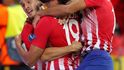 Fotbalisté Atlétika slaví gól do sítě Realu Madrid, který vstřelil Diego Costa.