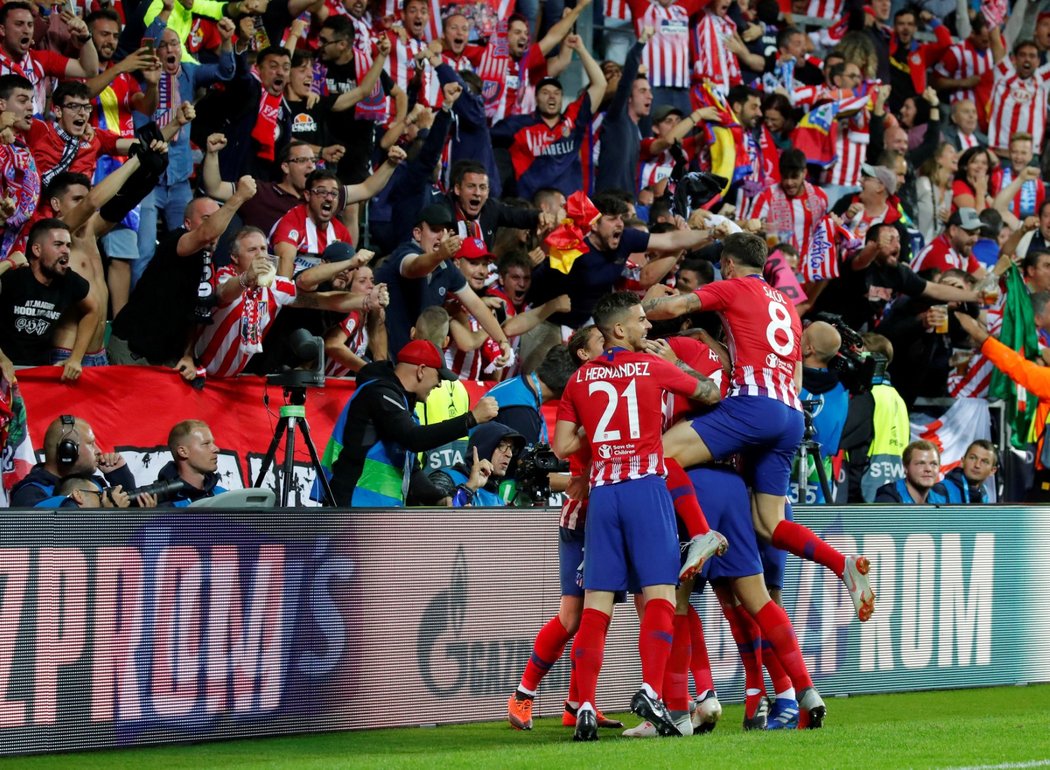 Fotbalisté Atlétika slaví gól do sítě Realu Madrid, který vstřelil Diego Costa.
