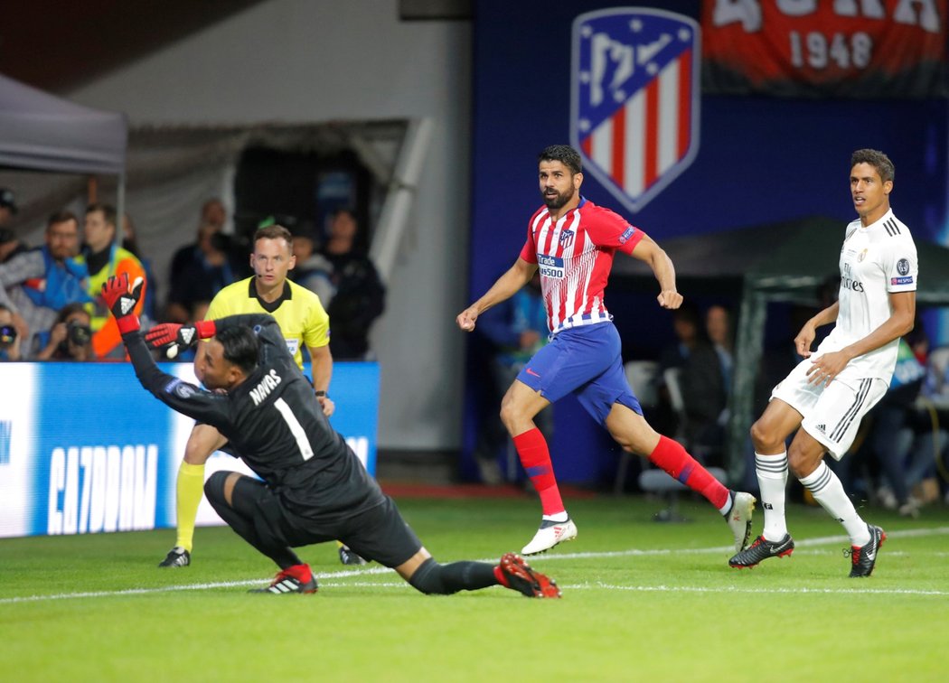 Fotbalisté Atlétika slaví gól do sítě Realu Madrid, který vstřelil Diego Costa.